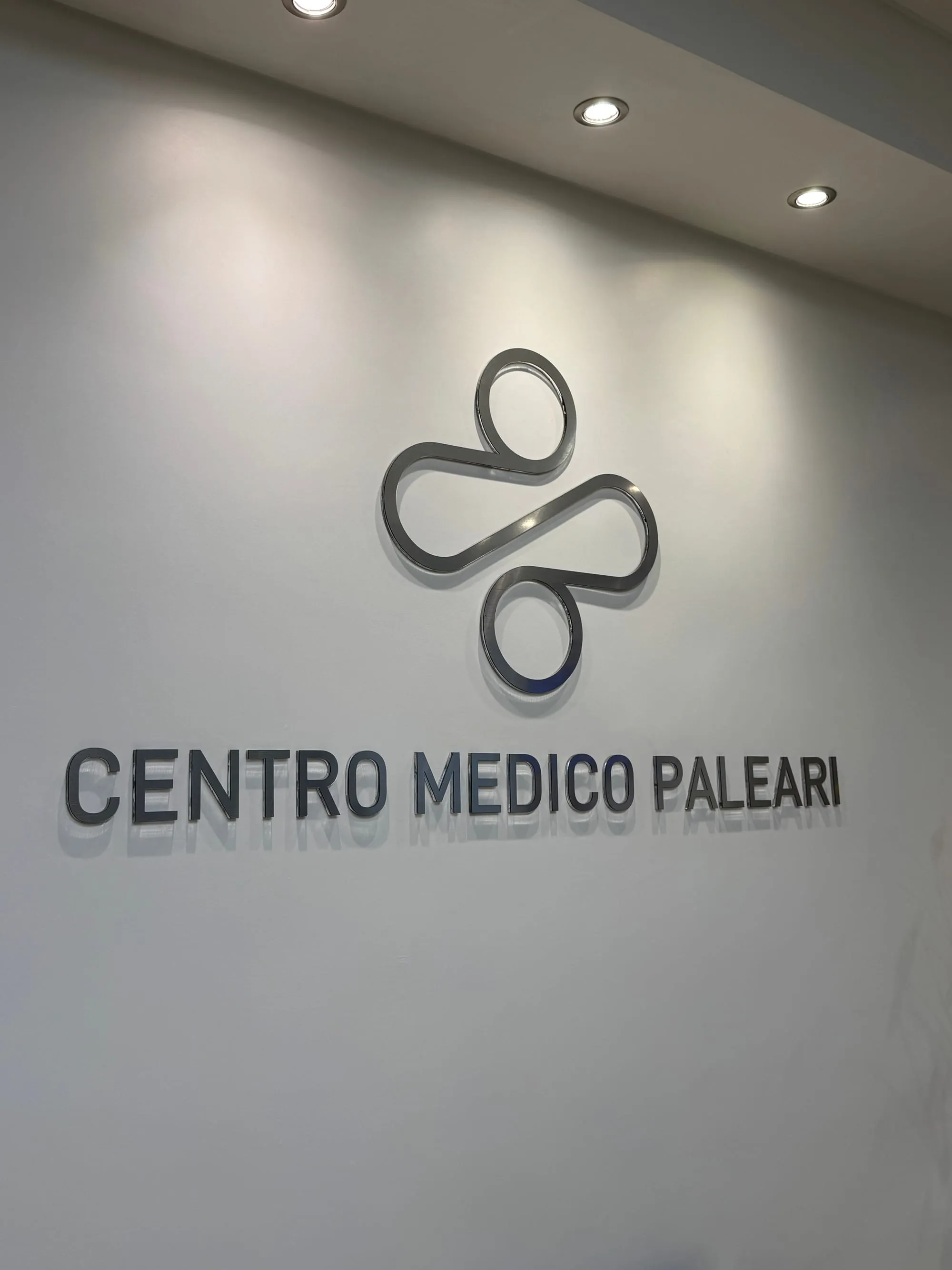 Marca del Centro Médico Paleari en la pared de la recepción, en Recoleta