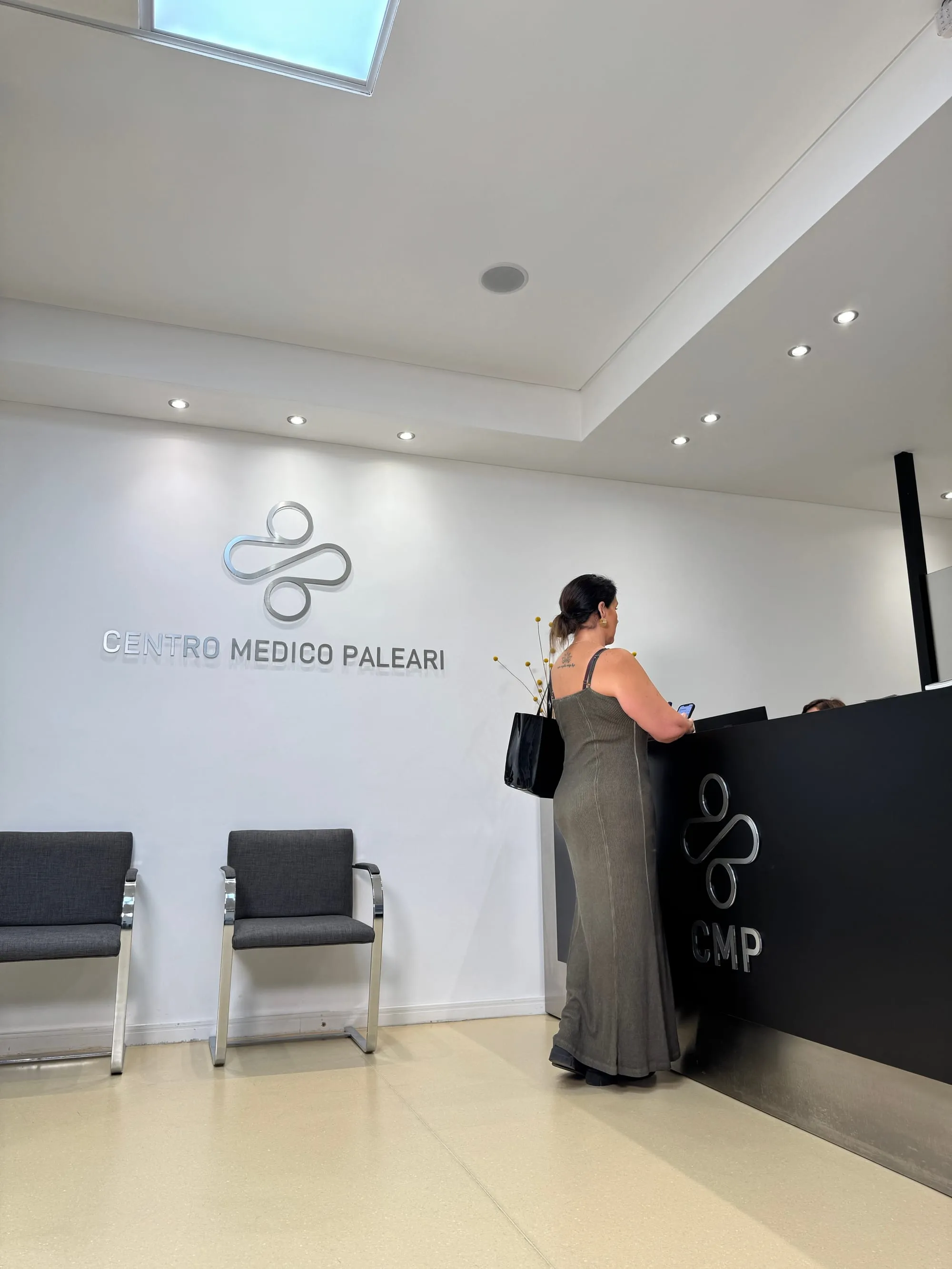 Recepción del Centro Médico Paleari en Av. Pres. Manuel Quintana 189, Recoleta