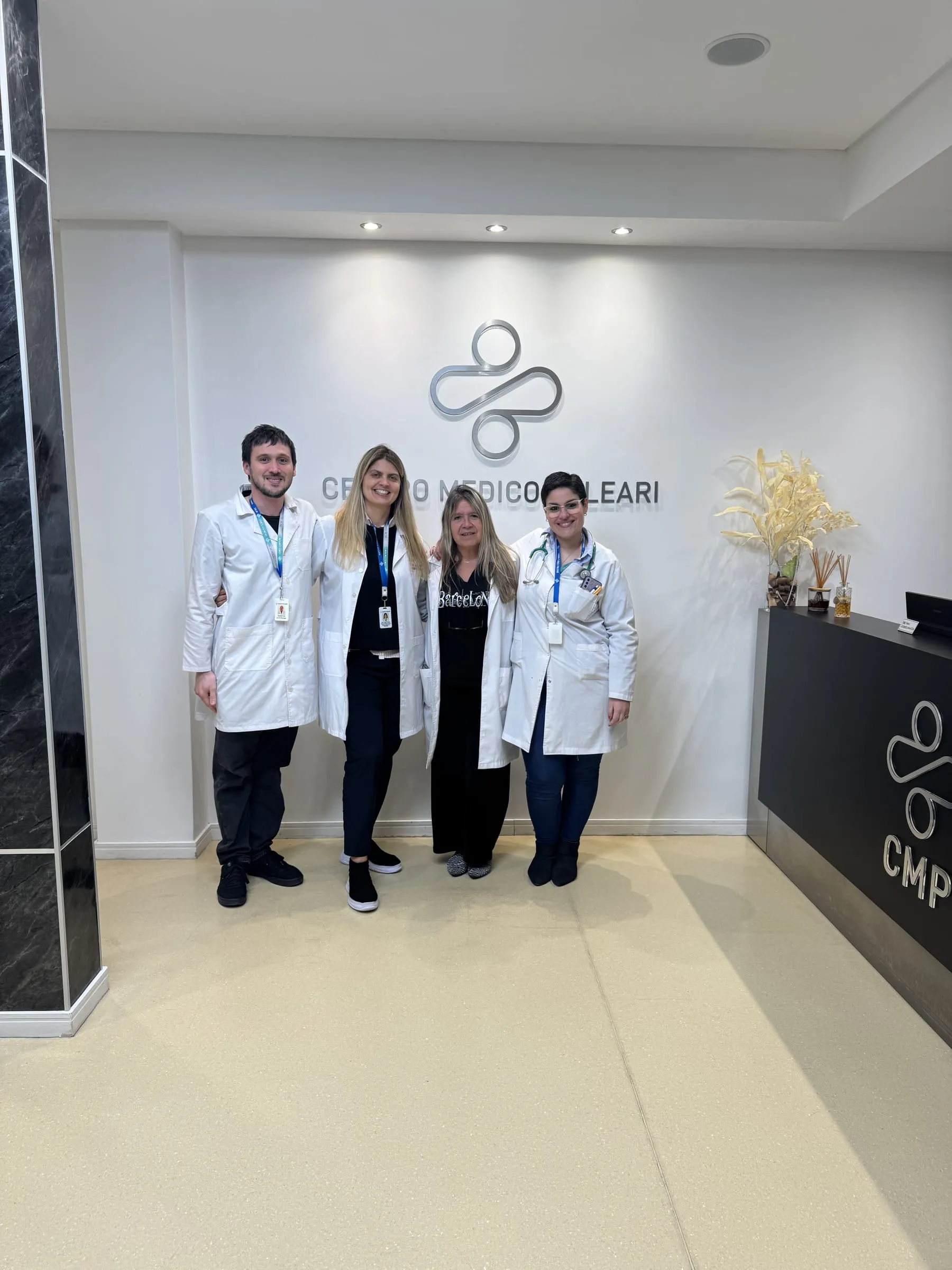 Equipo del Centro Médico Paleari en la recepción de la sede de Recoleta